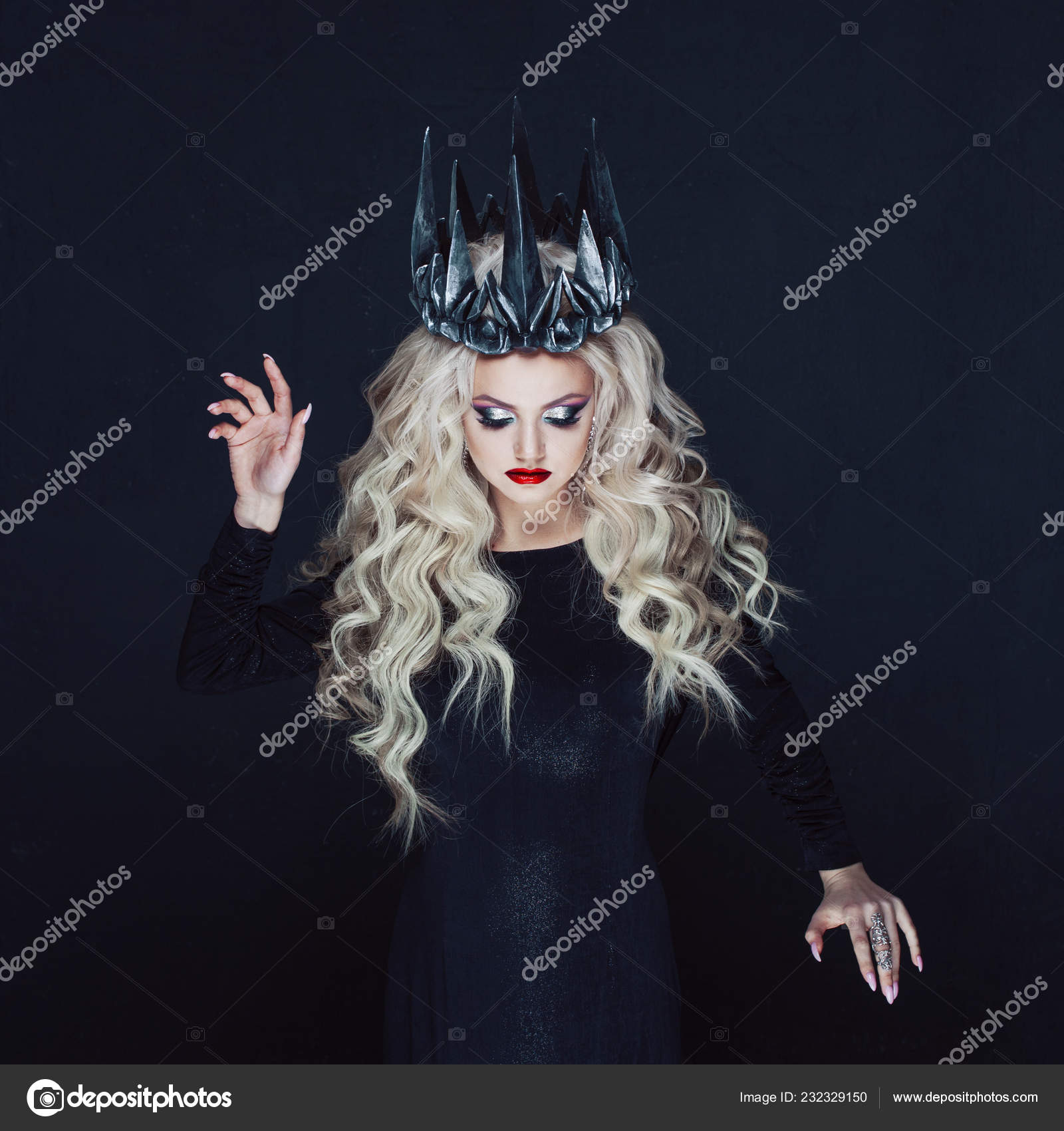 Портрет готической принцессы. Красивая молодая блондинка в металлической короне и черном плаще . стоковое фото ©KrisCole 232329150
