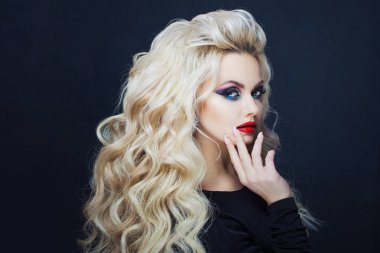 Uzun kıvırcık ile lüks bir sarışın genç portresi.