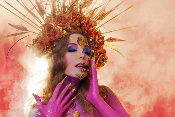Imagem de Halloween brilhante, estilo mexicano com crânios de açúcar no rosto. Jovem mulher bonita pele rosa brilhante — Fotografia de Stock