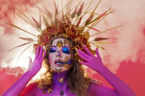 Imagem de Halloween brilhante, estilo mexicano com crânios de açúcar no rosto. Jovem mulher bonita pele rosa brilhante — Fotografia de Stock