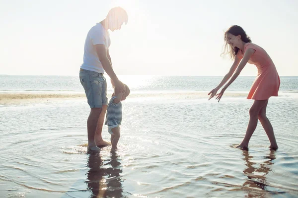 Mamma e papà insegnano al bambino a camminare — Foto Stock