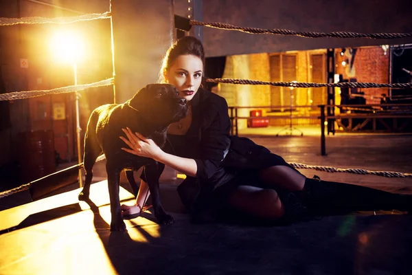 Stylish and sexy woman in black with black Labrador. — Stock Photo, Image