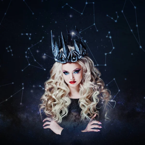 Portrait of a Gothic Princess. Beautiful young blonde woman in metal crown and black cloak. — Stock Photo, Image