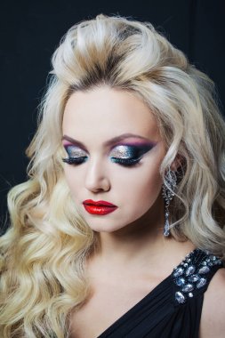 Uzun kıvırcık ile lüks bir sarışın genç portresi.