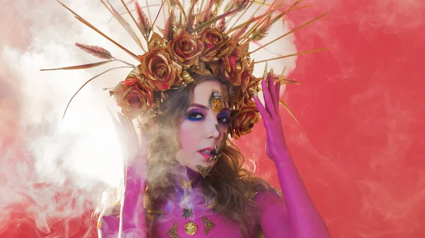 Imagen brillante de Halloween, estilo mexicano con calaveras de azúcar en la cara. Mujer hermosa joven piel rosa brillante — Foto de Stock