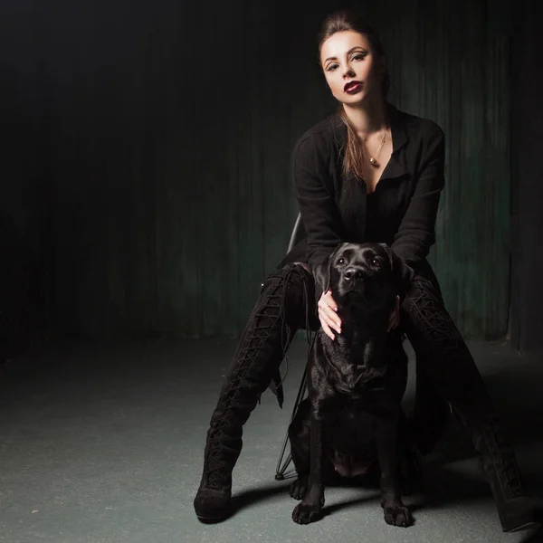 Mulher elegante e sexy em preto com preto Labrador . — Fotografia de Stock