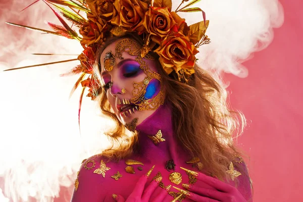 Απόκριες φωτεινά εικόνα, μεξικάνικο στυλ με τα κρανία ζάχαρη στο πρόσωπο. Φωτεινό ροζ επιδερμίδα νεαρή όμορφη γυναίκα — Φωτογραφία Αρχείου