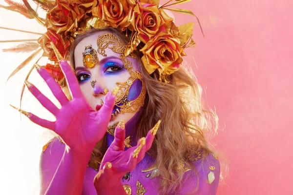Heldere Halloween beeld, Mexicaanse stijl met suiker schedels op gezicht. Mooie jongedame helder roze huid — Stockfoto