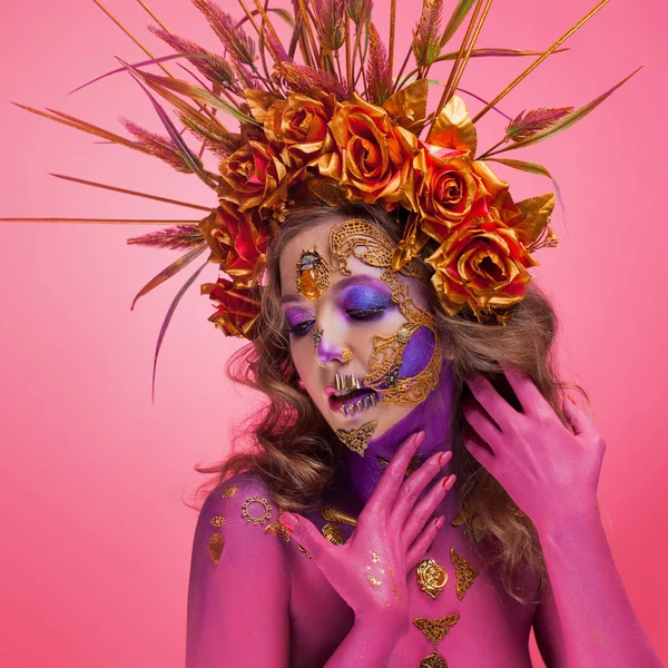 Světlé Halloween obrázek, mexický styl s cukru lebky na tváři. Mladá krásná žena světlé, odvážný obraz — Stock fotografie