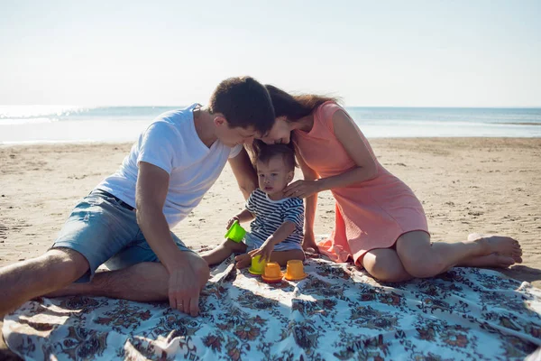 La famiglia multietnica allegra ha un riposo su una riva di mare . — Foto Stock