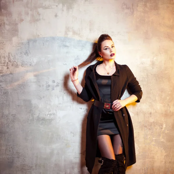 Eleganta och vågad brunett i svart, porträtt — Stockfoto