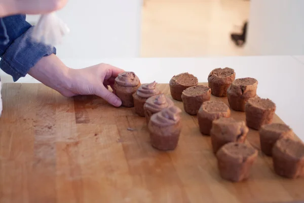 The process of making chocolate cupcakes with marshmallows — 스톡 사진