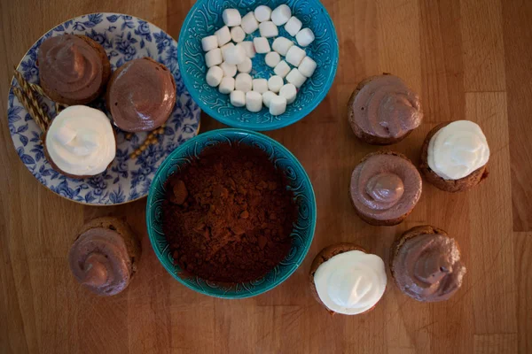 Процесс приготовления шоколадных кексов с зефиром — стоковое фото