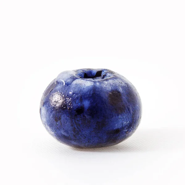 Fresh blueberry isolated on white. One big blueberry berry close-up — Stock Photo, Image