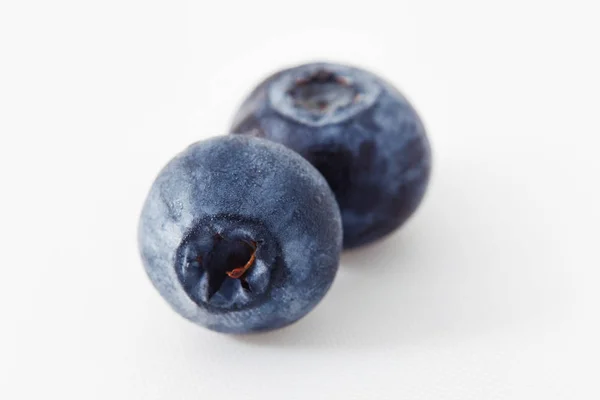 신선한 블루베리는 흰색 절연입니다. 2 열매 — 스톡 사진