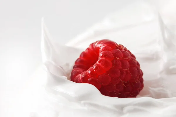 Sweet raspberry in yogurt. Close-up milk or cheese dessert with raspberry. — Stock Photo, Image