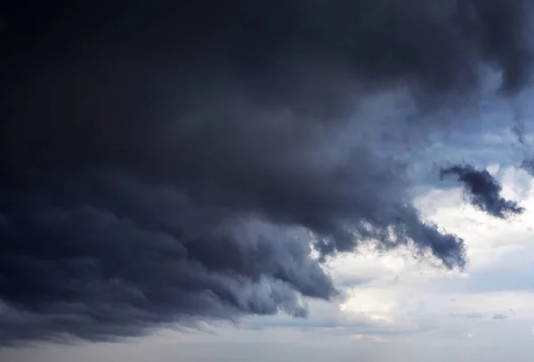 Black storm cloud is approaching the sky, a thunderstorm begins — Stock Photo, Image