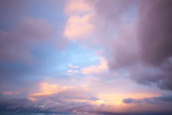 Soyut doğal arkaplan, gökyüzü ve kabarık bulutlar, — Stok fotoğraf