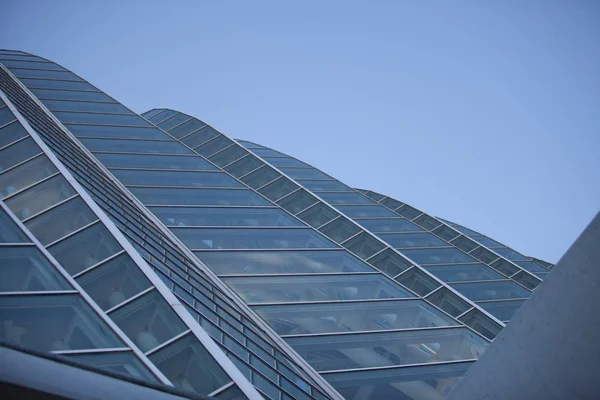 Architettura contemporanea. Frammento di una costruzione metallica a grande campata con vetrate panoramiche . — Foto Stock