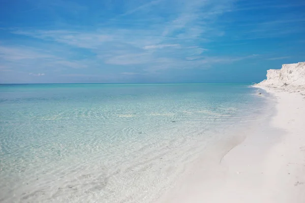Línea costera en una isla de arena. Paraíso de vacaciones, arrecife de coral en el océano . — Foto de Stock