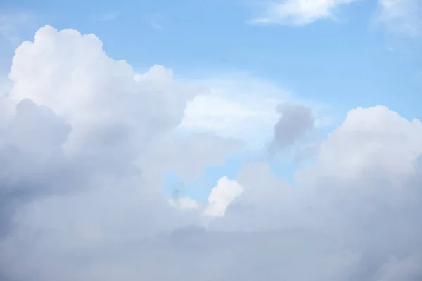 Abstrato fundo natural, céu e nuvens inchadas — Fotografia de Stock