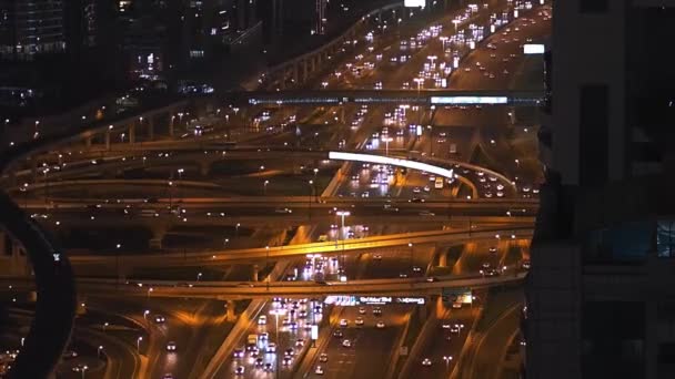 Gran cruce de carreteras en el centro de negocios de la ciudad. tráfico de automóviles — Vídeos de Stock