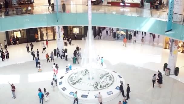 Tráfico de pessoas no centro comercial. Muita gente vai em direcções diferentes. — Vídeo de Stock