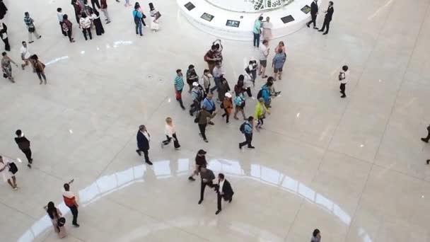 Tráfico de pessoas no centro comercial. Muita gente vai em direcções diferentes. — Vídeo de Stock