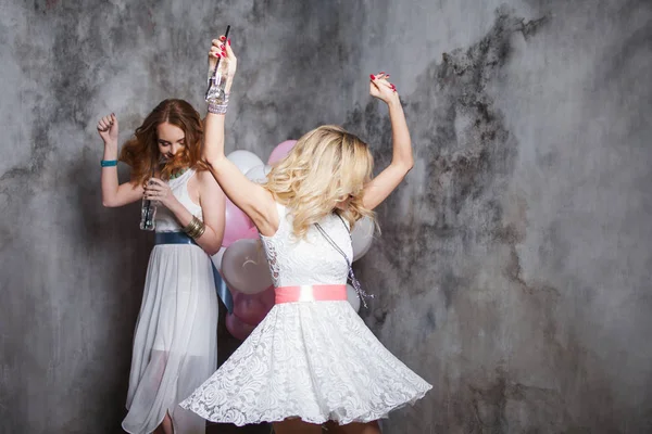 Loira e ruiva. Duas jovens namoradas encantadoras na festa. Menina feliz e alegre com balões . — Fotografia de Stock