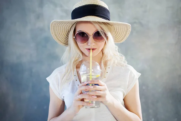 Young beautiful blonde woman in straw hat. Summer style sunglasses. — Stock Photo, Image