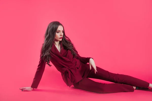 Atractiva morena mirada de un tono. Retrato de mujer joven atractiva con estilo —  Fotos de Stock