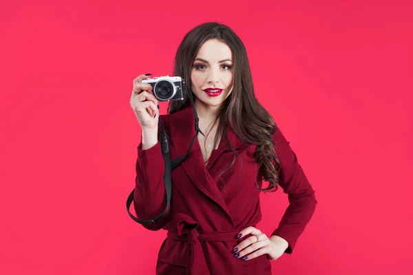 Μοντέρνα blogger σε ροζ φόντο. Νεαρή γυναίκα με κάμερα — Φωτογραφία Αρχείου