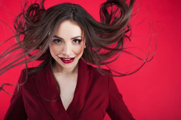 Mädchen unter Schock auf rosa Hintergrund. junge schöne Frau mit Haaren nach oben. — Stockfoto