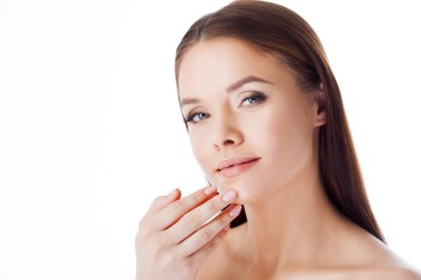 Doğal güzellik makyaj olmadan. Temiz sağlıklı cilt ile genç güzel esmer.