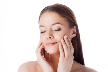 Yüzüne masaj. Yüz kremi ve serum kullanın. Beyaz izole genç güzel kadın portresi.