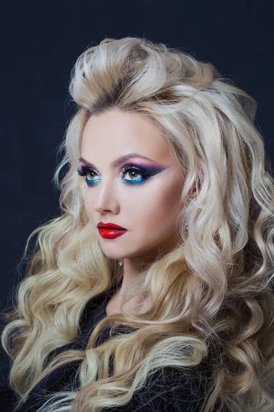 Portret van een jonge luxe blonde met lange krullen. — Stockfoto