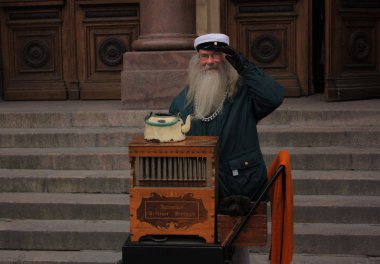 Helsinki, Finlandiya - Kasım 25, 2008: yaşlı laternacı sokaklarda