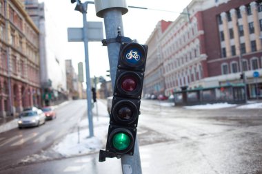 Helsinki, Finlandiya - 20 Mart 2011: trafik lambası ile bisiklet için bir sinyal. Kentin ekolojik Taşımacılık/Nakliyat. 