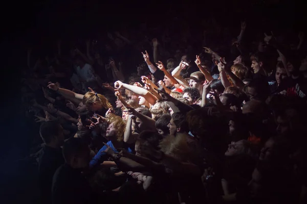 SAINT PETERSBURG, RUSSIE - 1er MAI 2013 : foule de fans au concert, fans à l'honneur — Photo