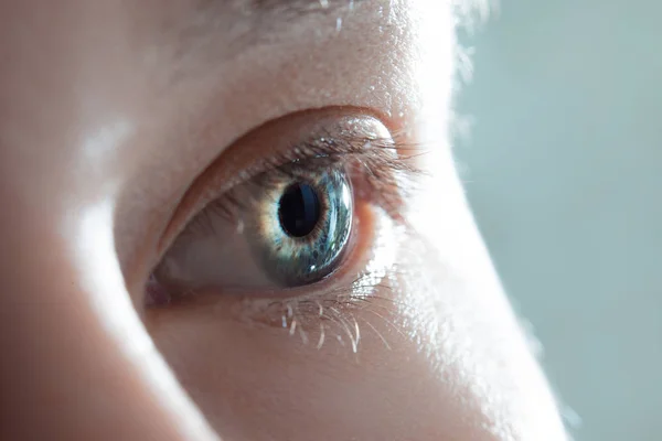 Menselijk oog close-up. Macro foto van blauw vrouwelijk oog. — Stockfoto