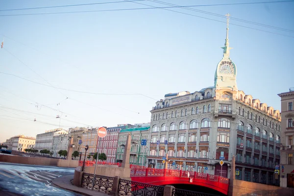 상트페테르부르크, 러시아-2013 년 6 월 21 일: 세인트 피터 스 버그 Moika 강 제방, 빨간 다리 백화점. — 스톡 사진