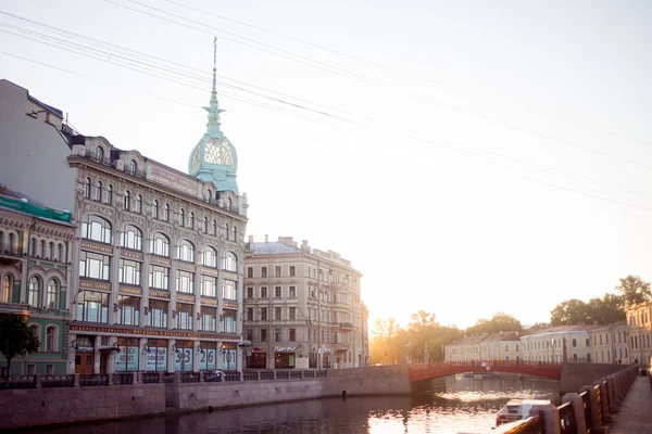 Saint Petersburg, Rusya - 21 Haziran 2013: St Petersburg Yusupov nehir dolgu, mağazadan kırmızı köprü. — Stok fotoğraf