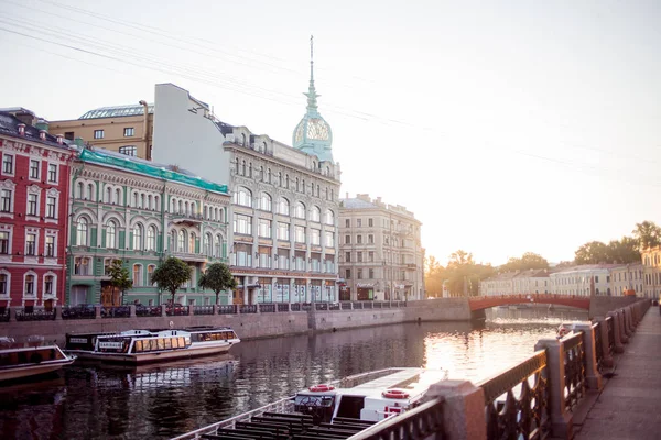 SAN PETERSBURG, RUSIA 21 DE JUNIO DE 2013: San Petersburgo Terraplén del río Moika, Depósito comercial en el puente rojo . — Foto de Stock