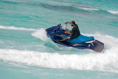 Maafushi, Maldivler - 9 Aralık 2018: bir jet ski üzerinde Maldivlere. adam bir su scooter üzerinde bir dönüş yapar