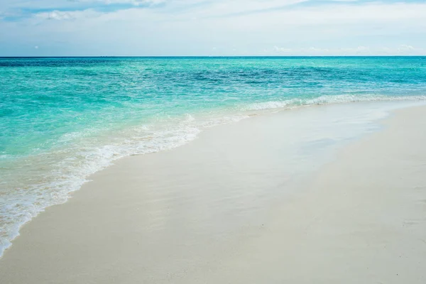 Syrjäinen saari. Paratiisi trooppinen saari, valkoinen hiekka ja kirkas vesi. Maisema — kuvapankkivalokuva