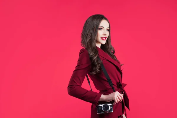 Trendige Bloggerin auf rosa Hintergrund. junge Frau mit Kamera — Stockfoto