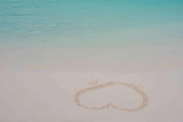 心脏在沙滩上。在热带岛屿上的海岸, 在海边的蜜月. — 图库照片