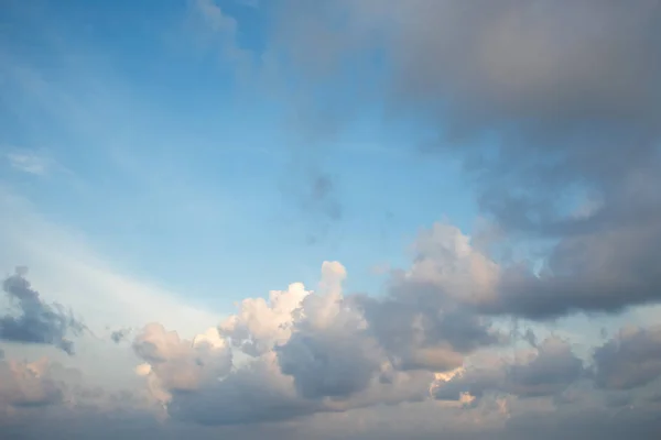 Soyut doğal arkaplan, gökyüzü ve kabarık bulutlar, — Stok fotoğraf