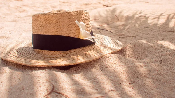 Cappello di paglia sulla sabbia, concetto di protezione solare — Foto Stock