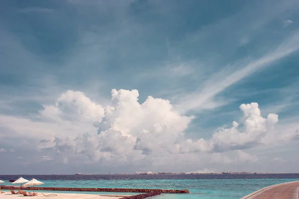 पाण्यात शिळांवर बंगला, आश्चर्यकारक उष्णकटिबंधीय स्वरूपाचा. मालदीव रिसॉर्ट — स्टॉक फोटो, इमेज